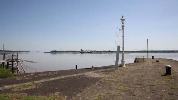 利德尼穿过塞文河河口到 Berkely 和锐度格洛斯特郡与英国码头海景 — 图库视频影像