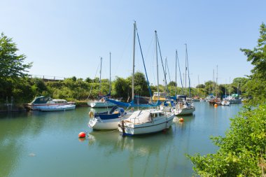 Lydney teknelerle Gloucestershire İngiltere İngiltere nehir Severn Forest of Dean ve Wye valley yakın batı kıyısında liman
