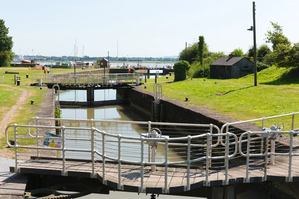 Lydney puertas de bloqueo del puerto Gloucestershire Inglaterra Reino Unido en la orilla oeste del río Severn cerca del bosque de Dean y el valle de Wye —  Fotos de Stock