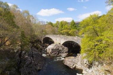Invermoriston köprü İskoçya İngiltere'de turizm muhteşem nehir Moriston falls haçlar İskoç