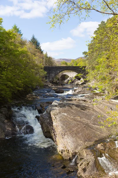 Invermoriston mosty Skotské království skotské turistickou destinací. Starý most postaven Thomas Telford v kříž 1813 a obě velkolepé Moriston řeka padá — Stock fotografie