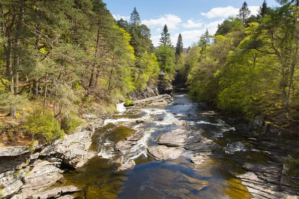 Río Moriston cae por el puente Invermoriston Escocia Reino Unido destino turístico escocés hermoso día de verano — Foto de Stock