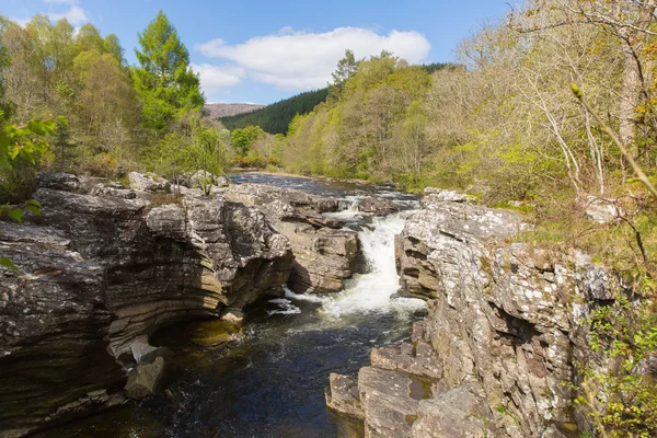 River Moriston falls by Invermoriston bridge Scozia Regno Unito Destinazione turistica scozzese bella giornata estiva — Foto Stock