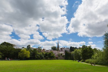 Ross-on-Wye Wye Valley Herefordshire İngiltere'de İngiltere'de park manzaralı St Mary's kilise Simgesel Yapı doğru 