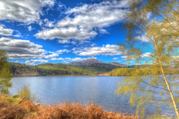 Hermoso lago escocés Loch Garry Escocia Reino Unido al oeste de Invergarry en la A87 al sur de Fort Augustus y al norte de Fort William en HDR colorido — Foto de Stock