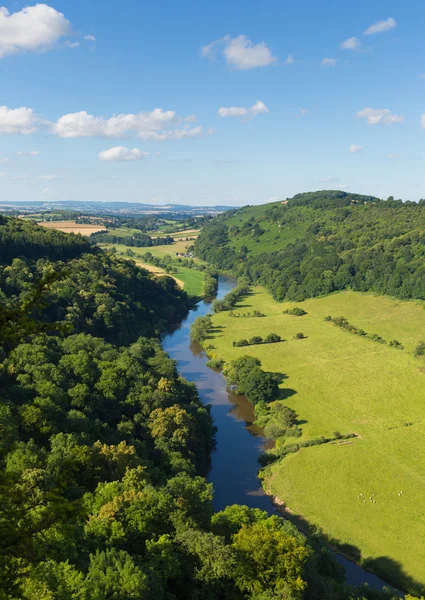 Lenyűgöző angol vidék a Wye völgyében és a Wye folyó között a megyében Herefordshire, Gloucestershire Anglia Egyesült Királyság — Stock Fotó