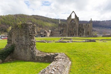 Tintern Abbey Chepstow Galler İngiltere'de kalıntıları Cistercian Manastırı popüler turizm 