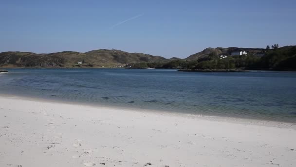 銀砂の Morar 美しい白いスコットランド砂浜スコットランドのイギリス、スコットランドの西海岸に Morar Arisaig から海岸線にターコイズ ブルーの海をクリアします。 — ストック動画