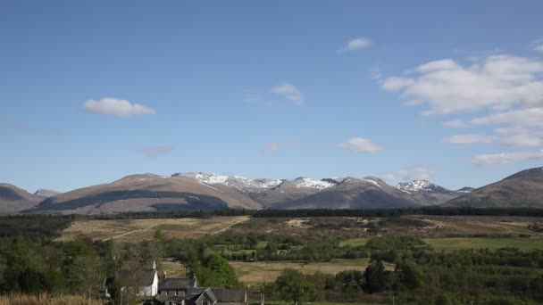 Snow topped mountains Ben Nevis Scotland Reino Unido no Grampians Lochaber Scottish Highlands perto da cidade de Fort William no verão — Vídeo de Stock