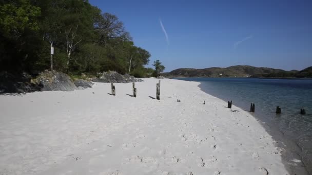 Morar beach Scozia Regno Unito bellissima spiaggia di sabbia bianca destinazione turistica scozzese situato a sud di Mallaig pan — Video Stock