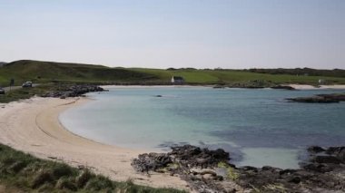 İskoç beyaz kumlu plaj ve açık mavi deniz Portnaluchaig Arisaig Batı İskoçya İngiltere'de İskoçya Highlands kuzeyinde