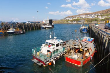 Balıkçı tekneleri Mallaig İskoçya İngiltere'de bağlantı noktası İskoçya Highlands yakınındaki Isle of Skye Mavi gökyüzü ile yaz aylarında