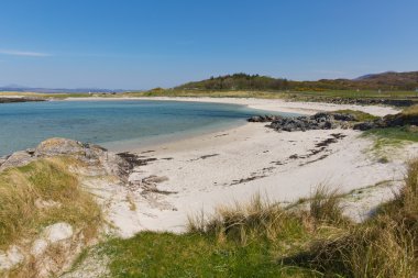 İskoç beyaz kumlu plaj ve açık mavi deniz Portnaluchaig Arisaig Batı İskoçya İngiltere'de İskoçya Highlands kuzeyinde