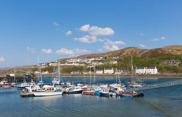 Mallaig Escocia puerto del Reino Unido en la costa oeste de las Highlands escocesas cerca de la isla de Skye en verano con cielo azul — Foto de Stock