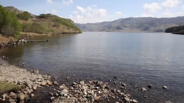 Loch Morar mooie Scotish loch in de hooglanden West Schotland ten zuiden van Mallaig pan — Stockvideo
