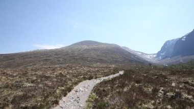 Ben Nevis İskoçya İngiltere yolu ile tepesinde kar dağlar Grampians Lochaber Highlands Fort şehir yakın William yaz aylarında pan