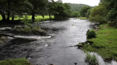 Bir Betws-y-Coed Galler İngiltere Snowdonia Milli Parkı Afon Llugwy Nehri yürüyüş yutan şelaleler doğru