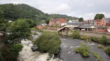 Llangollen Galler İngiltere'de River Dee hızlı tren istasyonuna doğru akan su