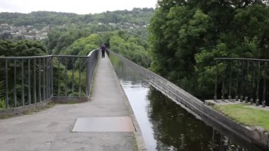 Cumartesi 10 Eylül 2016 üzerinde yerli ve Pontcysyllte su kemeri, Llangollen, Galler, İngiltere'de ziyaretçileri tarafından güzel sakin yaz hava zevk