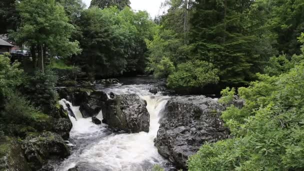 Betws-y-coed wales uk snowdonia nationalpark mit seinem schnell fließenden fluss mit weißwasser, das über felsen fließt — Stockvideo