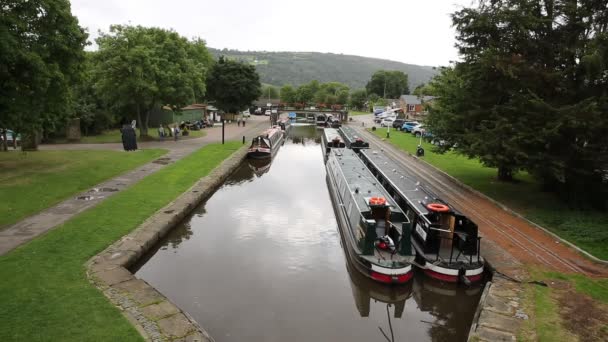 Lugn sensommar väder var åtnjuts av personer som seglar pråmar på kanalen av Pontcysyllte akvedukt, Llangollen, Wales, Storbritannien — Stockvideo