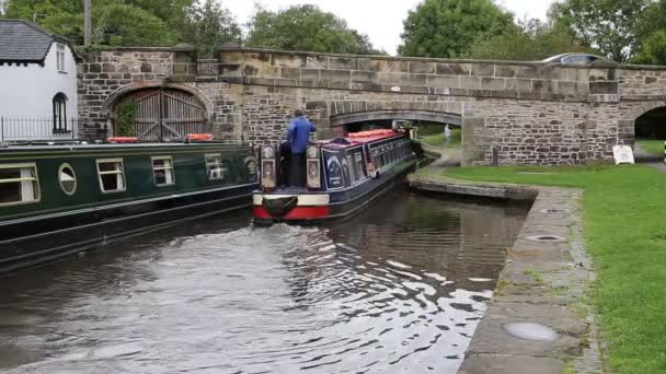 Lång båt seglar under en bro vid kanalen av Pontcysyllte akvedukt Llangollen Wales Storbritannien — Stockvideo