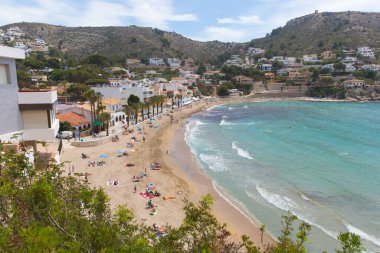 Güzel güneş ışığı tatilcileri 8 Haziran 2018 Cuma günü İspanya 'nın Moraira kenti yakınlarındaki El Portet kumsalına çekti.