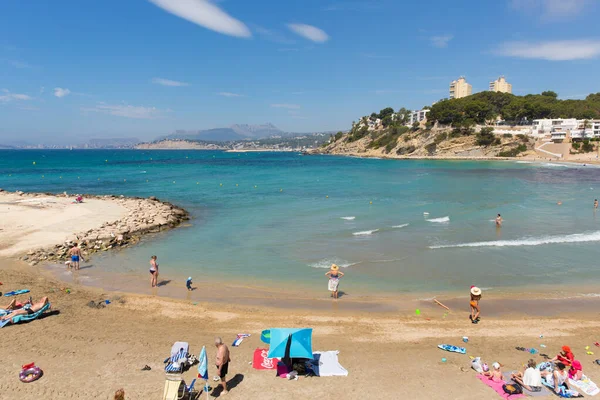 Krásné Slunce Přilákalo Turisty Písečnou Pláž Portet Moraira Costa Blanca — Stock fotografie