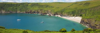 Fowey ve Polruan panoramik manzarası yakınlarındaki Lantic Bay plajı Cornwall.