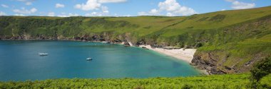Fowey ve Polruan panoramik manzarası yakınlarındaki Lantic Bay plajı Cornwall.