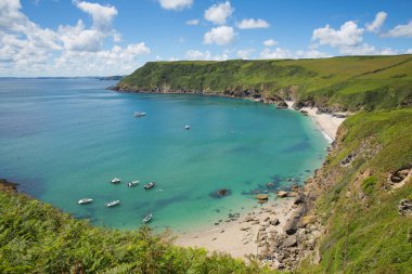 Lantic Bay Cornwall 'da yaz aylarında Fowey ve Polruan yakınlarında tekne ve yatlar.