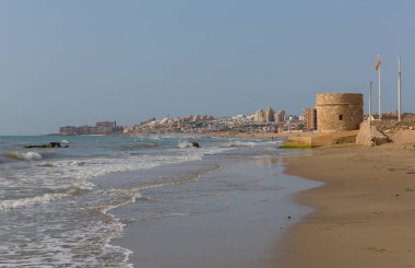Torre La Mata İspanya Ünlü kule işaretli plajı ve dalgaları ile