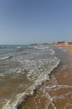 Torre La Mata İspanya güzel plajı Torrevieja Costa Blanca yakınlarında dalgalar