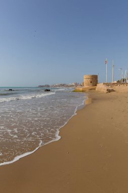 La Mata İspanya Kosta Blanca ile ünlü kule işaretli plaj ve dalgalar