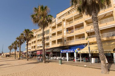 Kafeler ve restoranlar 26 Haziran 2019 Çarşamba günü Torrevieja yakınlarındaki La Mata 'da müşterileri karşılamaya hazır.