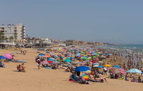 Praia Repleta Guarda Chuvas Para Proteger Turistas Calor Sol Verão — Fotografia de Stock