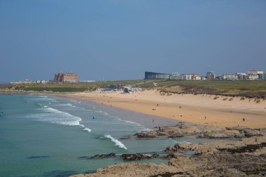 Newquay Fistral plajı Cornwall İngiltere 'nin en güzel plajlarından biri.