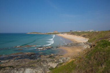 Newquay Cornwall Fistral plajı, güney batı İngiltere 'de kum ve dalgalarla dolu.
