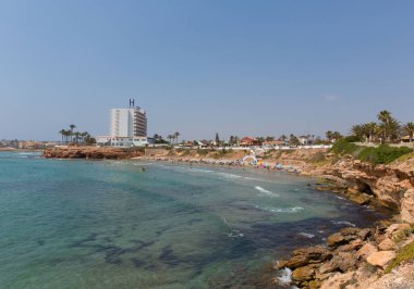 Playa Cala Cerrada Orihuela İspanya 1 Temmuz Pazartesi günü La Zenia yakınlarında küçük güzel bir plaj.  