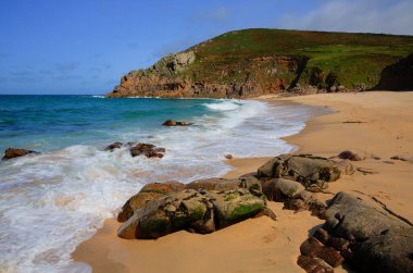 Portheras Koyu Cornwall, Cornish kıyısında Pendeen ve Morvah arasında saklı bir kumsal taşıyordu. 