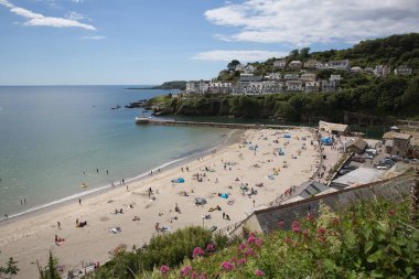 Güzel hava, ziyaretçileri 11 Temmuz 2020 'de Looe Cornwall' daki yaz güneşi için sahile geri çekti.