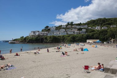 Güzel hava, ziyaretçileri 11 Temmuz 2020 'de Looe Cornwall' daki yaz güneşi için sahile geri çekti.