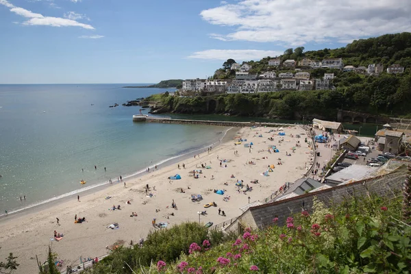 Krásné Počasí Přilákalo Návštěvníky Zpět Pláž Letní Slunce Looe Cornwall — Stock fotografie