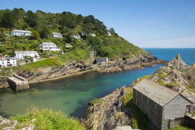 Polperro Limanı Cornwall UK 'e açık mavi denizle giriş