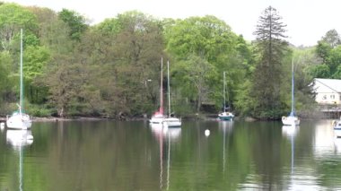 Windermere Gölü İngiltere Bölgesi güzel bir bahar havasında yelkenli tekneleri ile