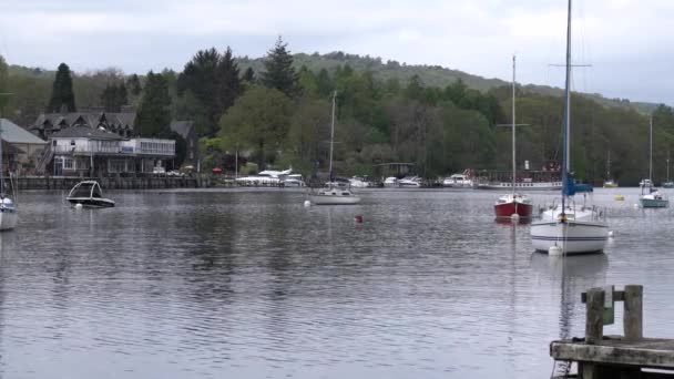 Windermere Lake District England Verenigd Koninkrijk Met Veerboten Zeilboten Bij — Stockvideo