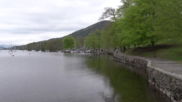 Footpath Windermere Lake District Inglaterra Pessoas Andando Bom Tempo Primavera — Vídeo de Stock