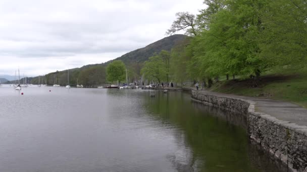 Footpath Windermere Lake District England People Walking Good Spring Weather — Stock Video