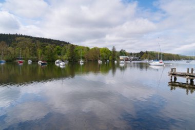 Windermere Gölü 'nün Windermere Euk' u. Yelkenli tekneleri ve güzel bahar havasında iskeletiyle.