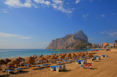 İspanya 'yı Levante La Fossa sahilinden şemsiyeli bir kayayla arayın.